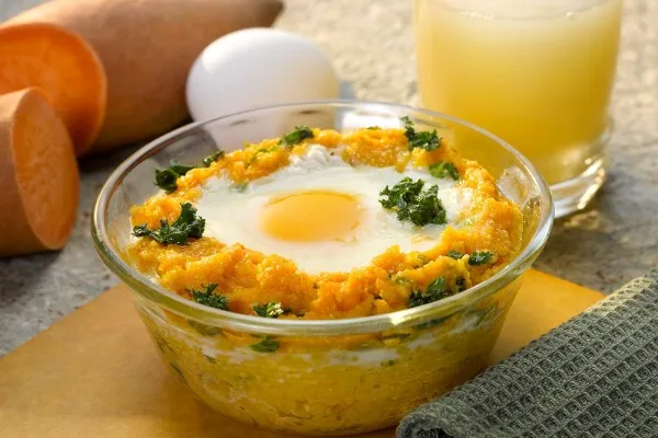 Æg over grønkåls- og sødekartoffelgrits