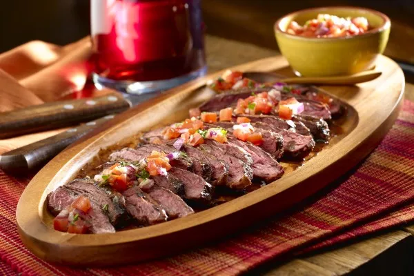 Argentinsk grillet steak med salsa criolla
