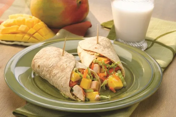 Asiatiske mango-kyllingewraps