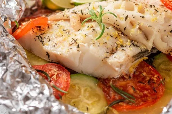 Bagt fisk med grøntsager