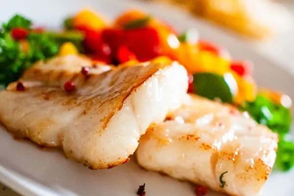 Bagt fisk med tomater, peberfrugt og løg