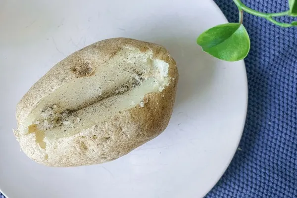 Bagt kartoffel i mikroovnen