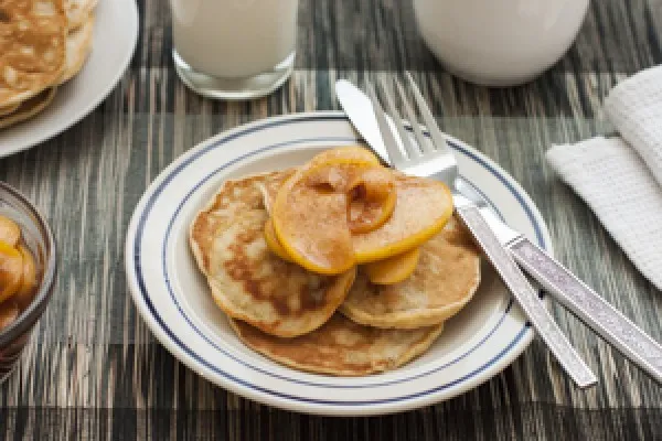 Bananpandekager med æbletopping