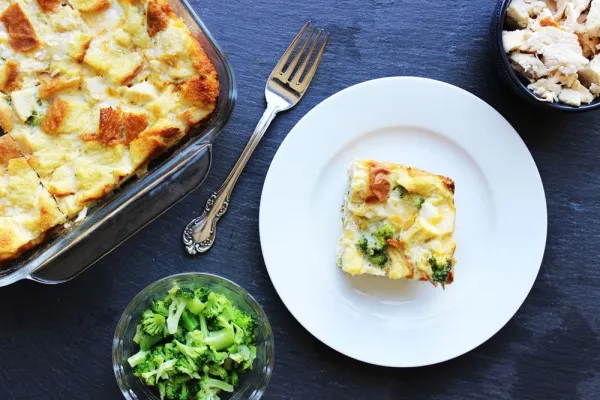 Brødgratin med kylling, ost og grøntsager