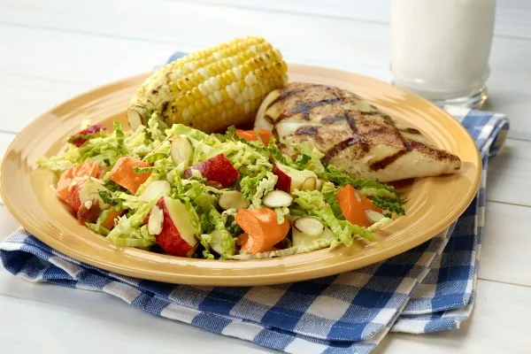 Coleslaw med peberfrugt og æble
