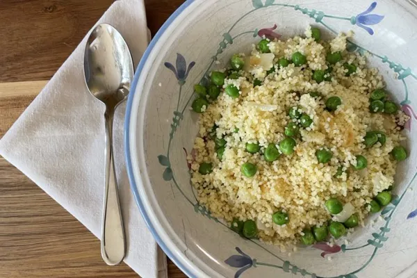 Couscous med ærter og løg