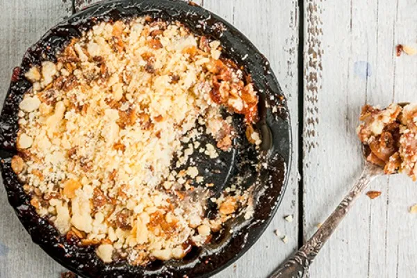Crumble med fersken og æble
