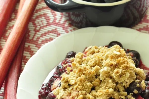Crumble med rabarber og blåbær