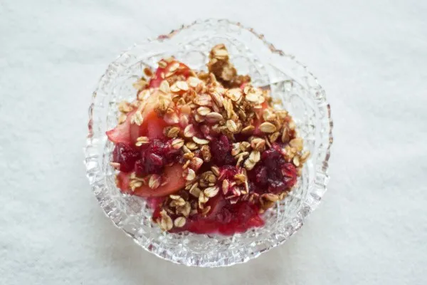 Crumble med tranebær og æble