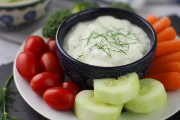Dip med agurk, yoghurt og urter