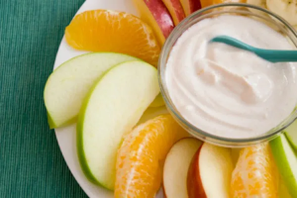 Frisk frugt med kanelyoghurtdip