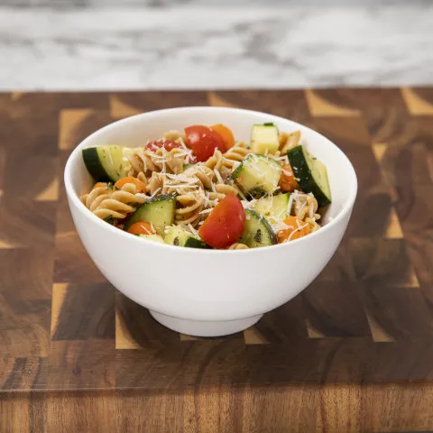 Frisk pasta primavera-salat