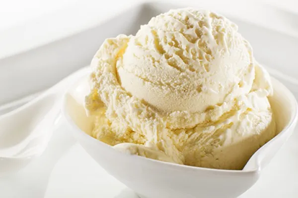 Frossen yoghurt med ananas og appelsin