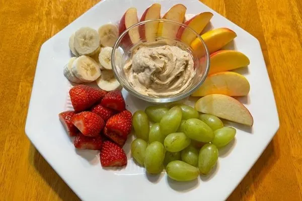 Frugt med peanutbutter-dip