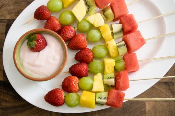 Frugtspyd med yoghurtdip