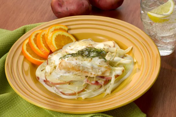 Gratinerede kartofler og kylling med fennikel