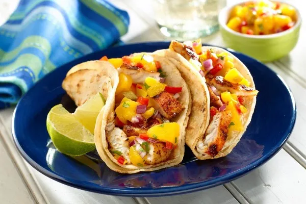 Grillede fisketacos med fersken-salsa
