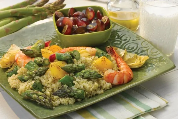 Grillet asparges- og rejequinoasalat med citronvinaigrette