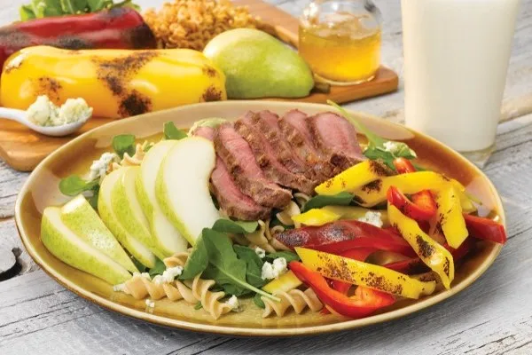 Grillet bøf- og peberfrugtsalat med pærer