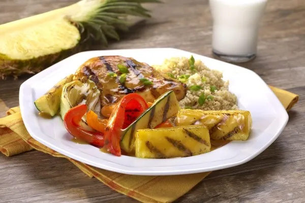 Grillet kylling med ananas-ingefærglace, squash og peberfrugter