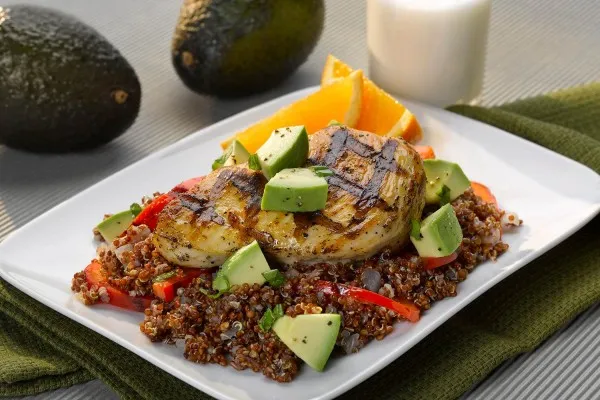Grillet kylling- og avocadoquinoapilaf