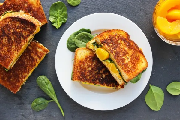 Grillet ostesandwich med ferskner