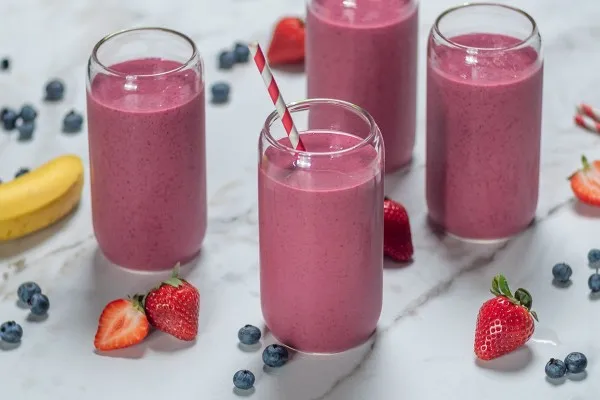 Grøn te smoothie med bær og banan