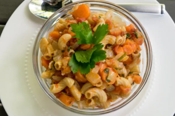 Gulerødder med tomat og makaroni