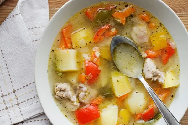 Hurtig kylling- og grøntsagssuppe