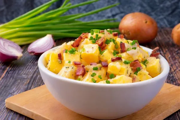 Hurtig og nem bagt kartoffelsalat