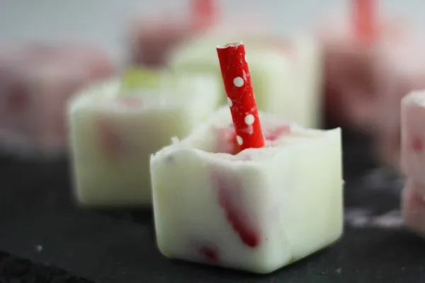 Jordbær-kiwi-yoghurtis