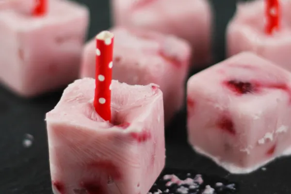 Jordbær-yoghurtis på pind