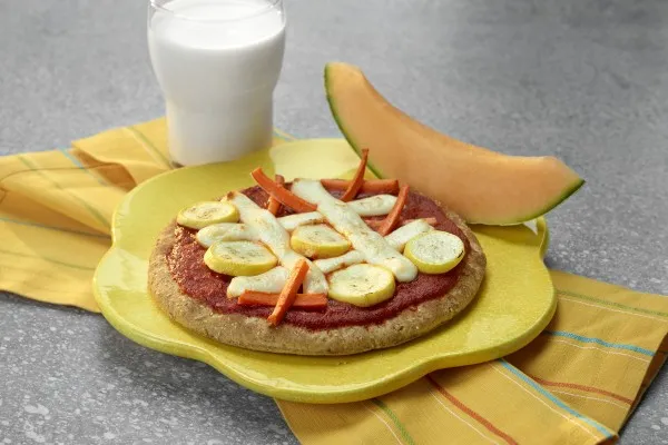 Kryds-og-bolle-pizza med grøntsager