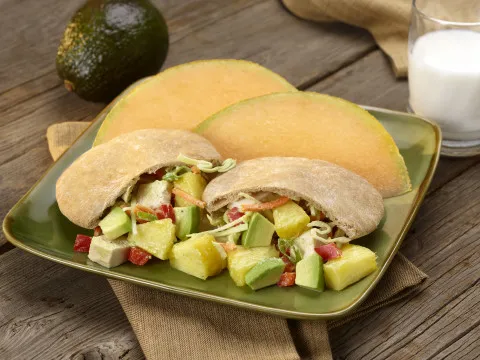 Kyllingesalat med ananas og avocado