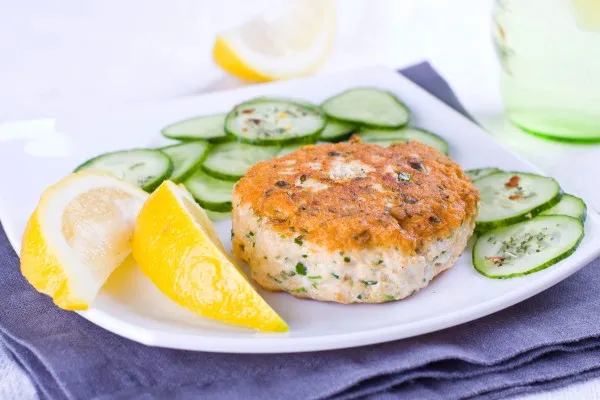 Laksefrikadeller med citronpeber