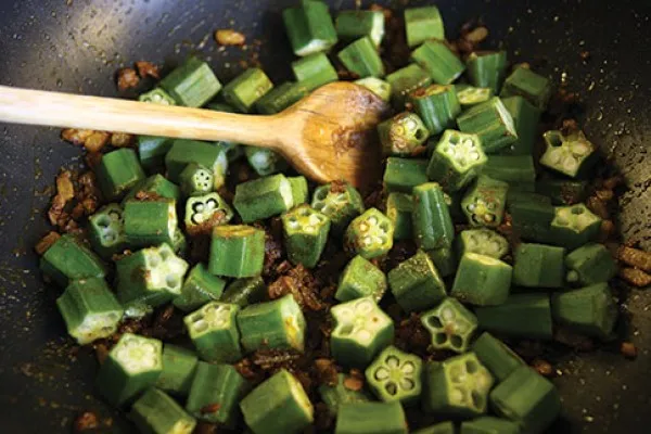 Let stegt okra