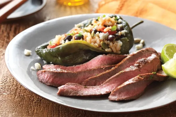 Limemarineret flanksteak med fyldte poblanopeberfrugter