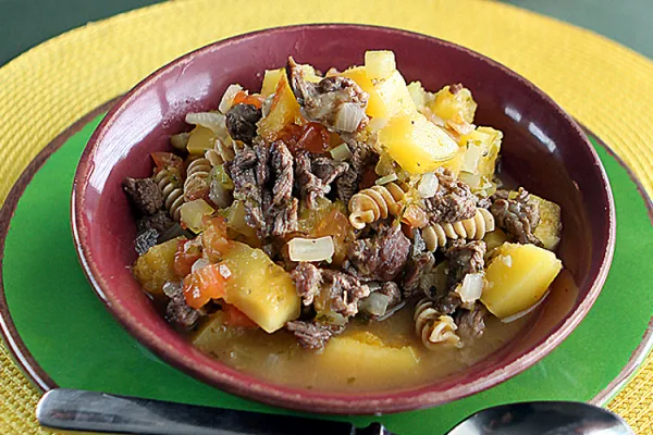 Mættende oksekødssuppe