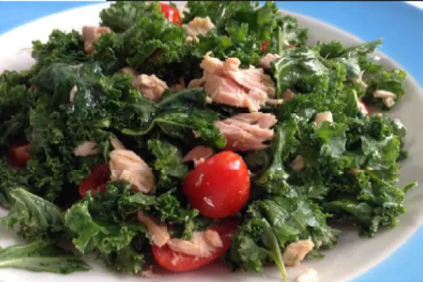 Mættende salat med grønkål og tun