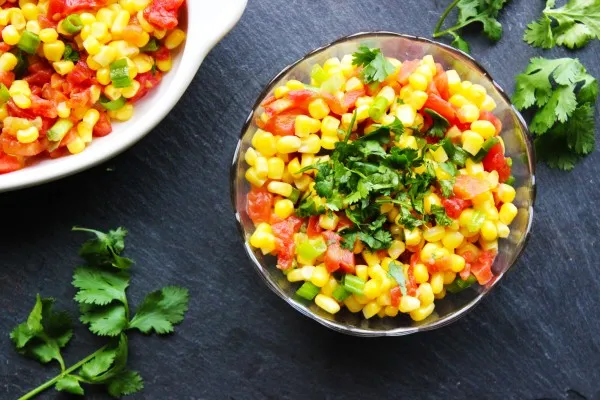 Majs- og grøn chili-salat