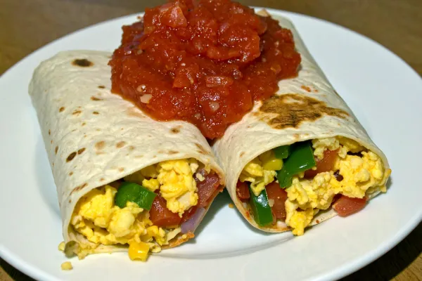 Morgenmadsburrito med salsa