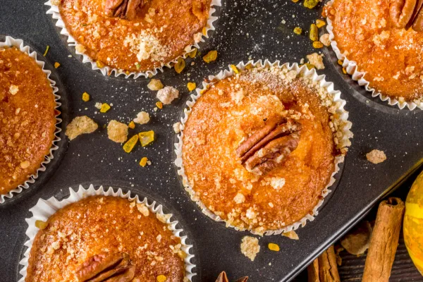 Muffins med kanelsukker, græskar og pekannødder