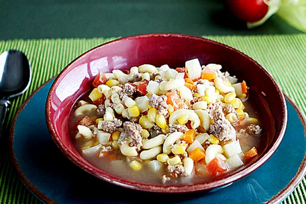 Oksekød- og grøntsagssuppe