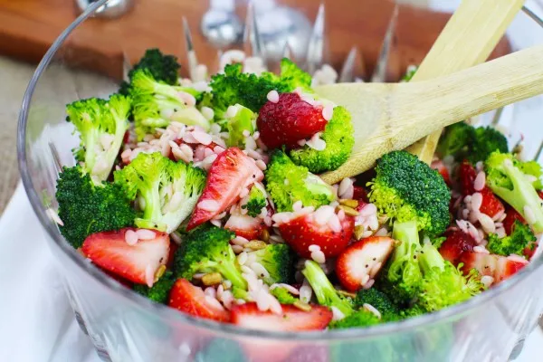 Orzosalat med broccoli og jordbær