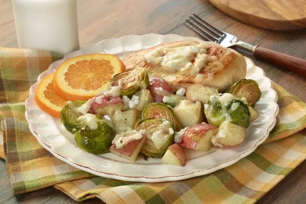 Ovnbagt rosenkål, kartofler og kylling