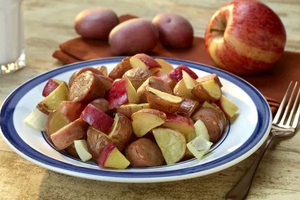 Ovnbagte kartofler og æbler med kyllingepølse i ét fad
