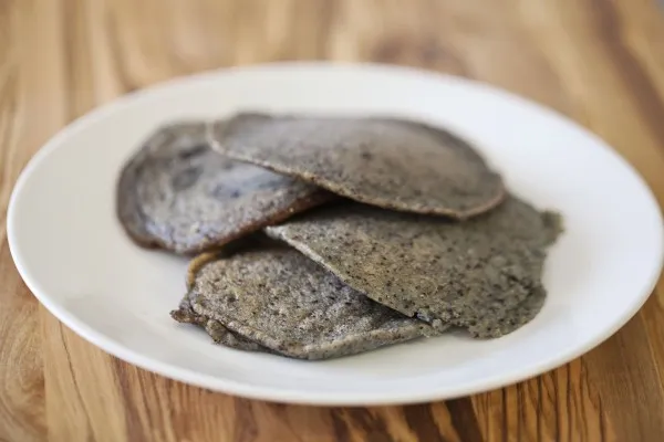Pandekager med blåt majsmel