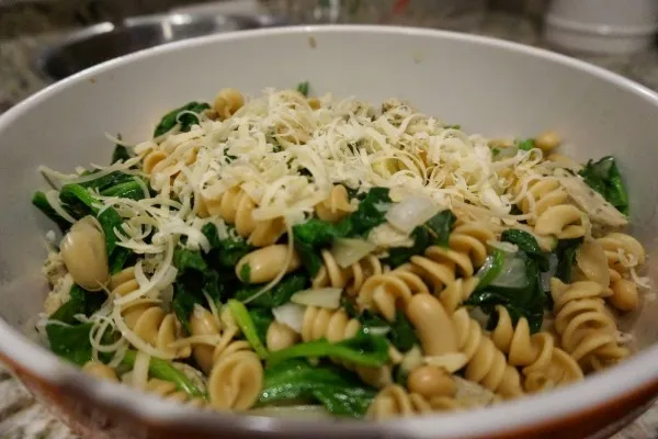 Pasta med grønt, bønner og kylling