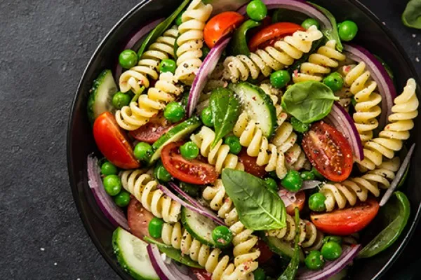 Pasta- og grøntsagssalat