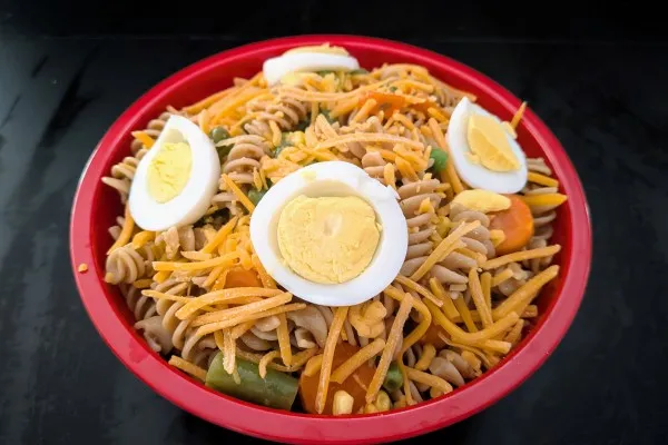 Pasta primavera-salat